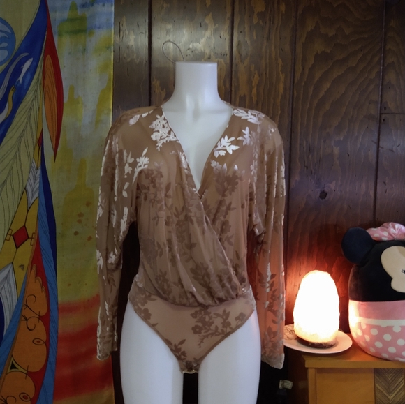 Size Small Dynamite long sleeve v-neck bodysuit - Picture 4 of 16